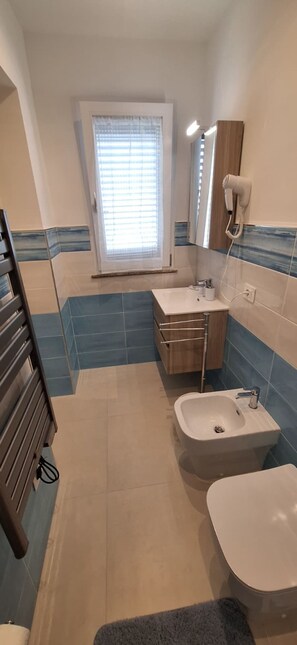 Habitación estándar | Baño | Regadera, regadera tipo lluvia, secadora de cabello, bidet 