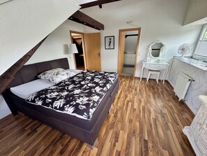 2 chambres, fer et planche à repasser, Wi-Fi, draps fournis