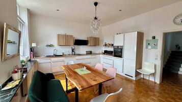 Een magnetron, een oven, een kookplaat, een vaatwasser