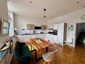 Een microgolfoven, een oven, een kookplaat, een vaatwasser