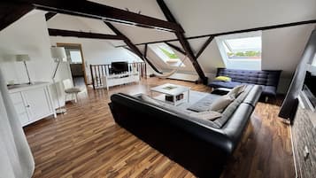 Een televisie en een open haard