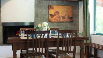 Vierbettzimmer, Gartenblick | Wohnbereich