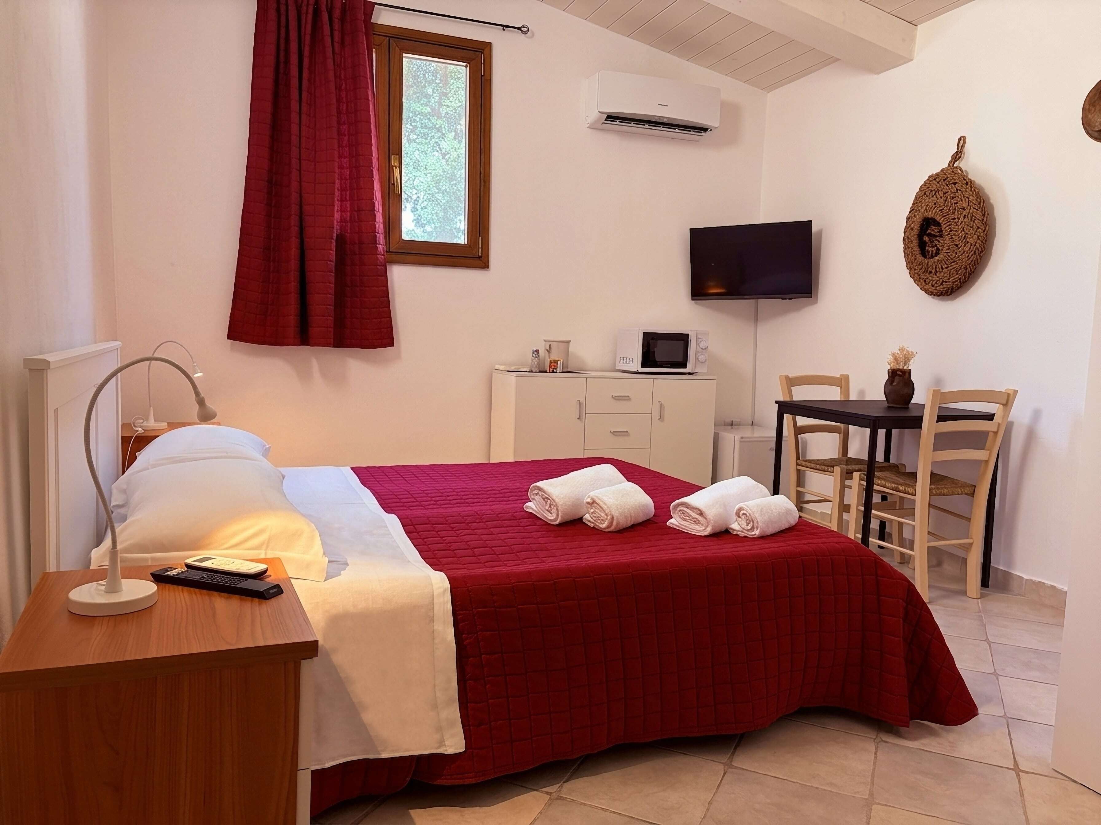 Classic Double Room | Minibar, soundproofing, WiFi (free), bed sheets