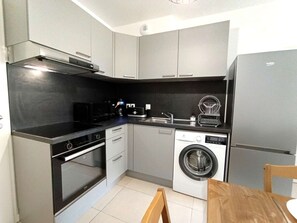 Microones, forn, placa de cuina i cafetera i tetera 