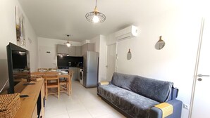 A compact living space with a kitchenette, a sofa, a dining table, and a TV. - T2 with garden and parking, 6 ppl - Saint-Lary-Soulan (Saint-Lary-Soulan)