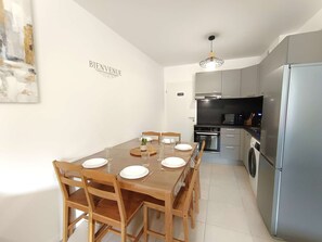 Micro-ondes, four, plaque de cuisson, cafetière/bouilloire