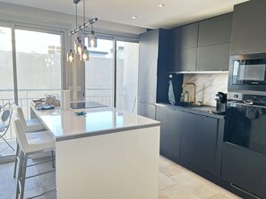 Mikrovågsugn, ugn, spishäll och diskmaskin