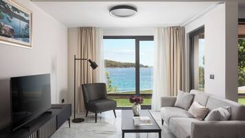 Appartement Exécutif, 2 chambres, terrasse, vue mer | Coffres-forts dans les chambres, rideaux occultants