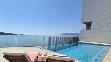 En sÀsongsöppen utomhuspool