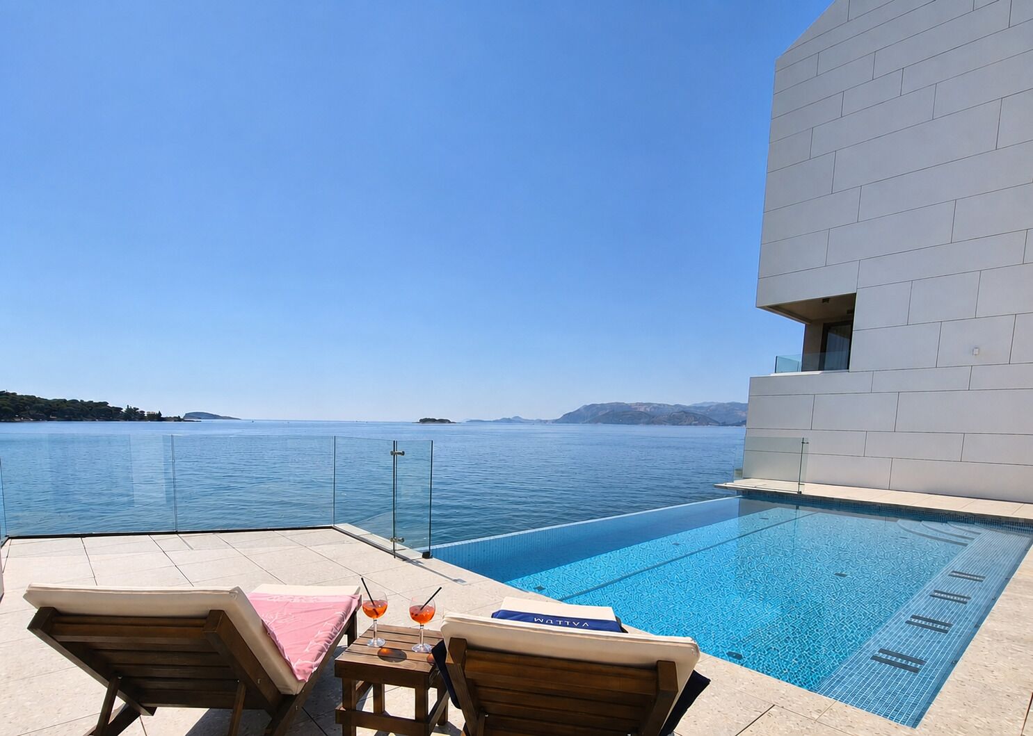 Una piscina al aire libre de temporada