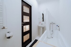 Séchoir à cheveux, serviettes fournies, savon, papier de toilette