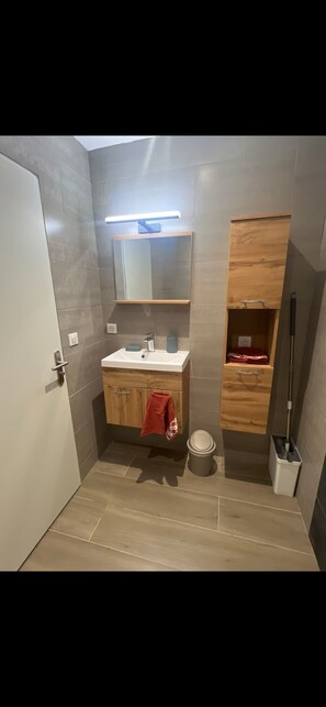 Towels, toilet paper - Apparently Rozelieures (Rozelieures)