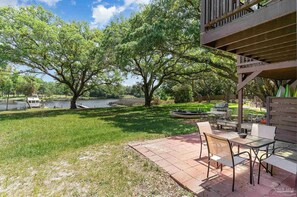 Outdoor dining - Welcome to our 2BR home , Waterfront! (Pensacola)