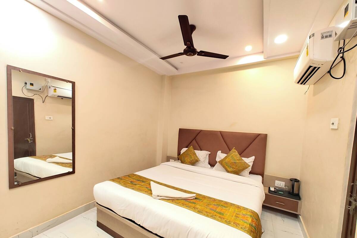 Deluxe Double Room, Air conditioning | Hypo-allergenic bedding, desk, free WiFi