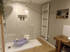 Hair dryer, towels, soap, shampoo