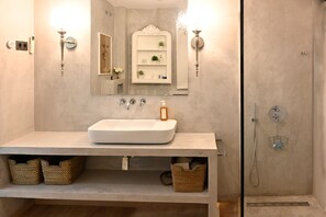Shower, hair dryer - Balcony of Wonders in Madrid (Madrid)