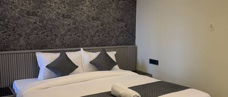 4 bedrooms, WiFi, bed sheets