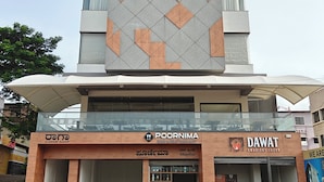 Ein Hotel namens RAGA mit modernem Design, das eine geometrische Fassade und einen Glaseingang zeigt.