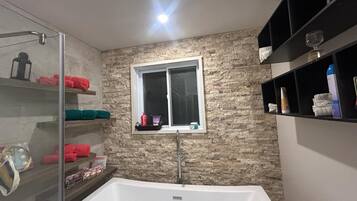 Hårtork, bidé och handdukar