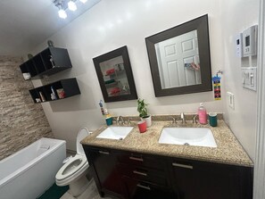 Secadora de cabello, bidet, toallas 