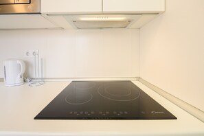 Refrigerador, microondas, cafetera y tetera y tetera eléctrica 