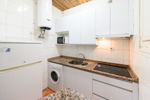 Réfrigérateur, micro-ondes, bouilloire électrique, grille-pain