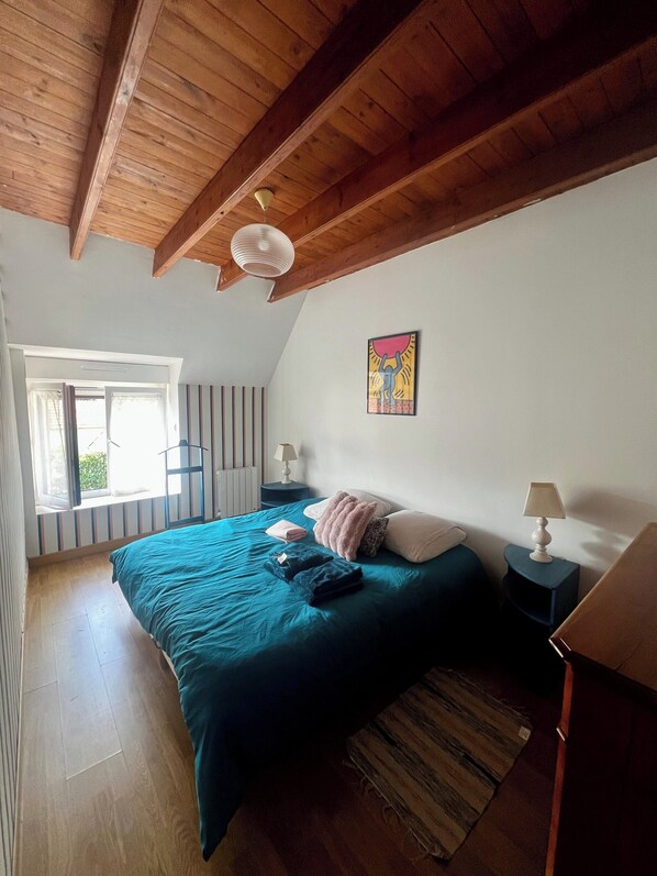 3 bedrooms, iron/ironing board, internet, bed sheets