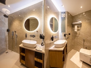 City View- Standard Room | Badkamer | Een douche, pantoffels, handdoeken, zeep