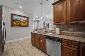 Condo, várias camas, varanda, vista para o jardim (Pool Paradise for Families) | Cozinha privada | Geladeira, micro-ondas, fogão, cooktop