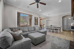 公寓式客房, 多张床, 露台, 花园景观 (Pool Paradise for Families) | 起居区 | 42-英寸纯平电视 (配备数码频道)、壁炉