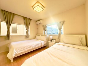 3 bedrooms, iron/ironing board, internet, bed sheets