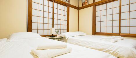 3 多间卧室、熨斗/熨衣板、上网接入、床单