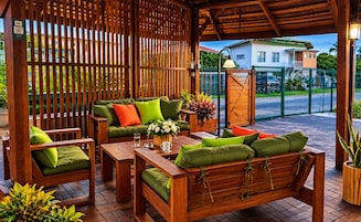 Uma área de estar ao ar livre com mobiliário e pérgola de madeira.