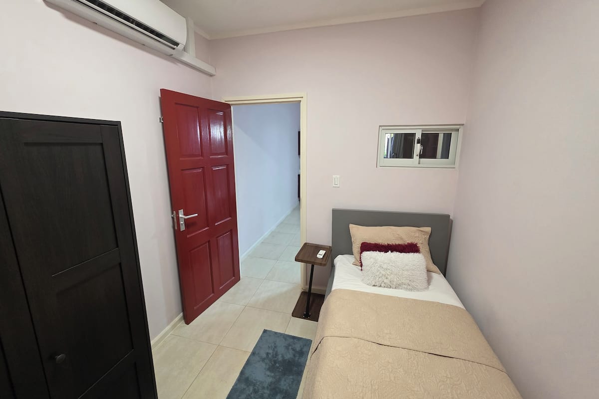 Appartement Affaires, rez-de-chaussée | Décor unique, ameublement unique, fer et planche à repasser