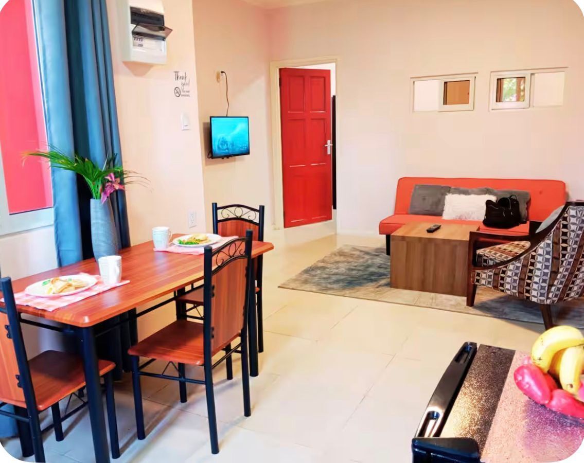 Departamento empresarial, planta baja | Área de sala de estar | Televisión de pantalla plana de 25 pulgadas con canales por cable 