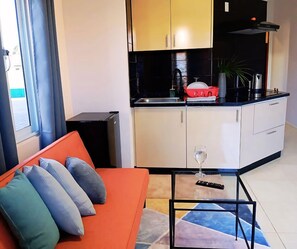 Comfort Double Room | Private kitchen | Mini-fridge, microwave, stovetop, cookware/dishes/utensils
