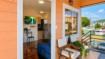 Um apartamento moderno com varanda, cozinha e sala de estar.