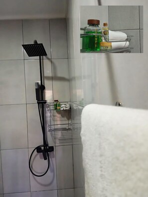 Comfort Apartment | Bathroom | Shower, rainfall showerhead, towels, soap