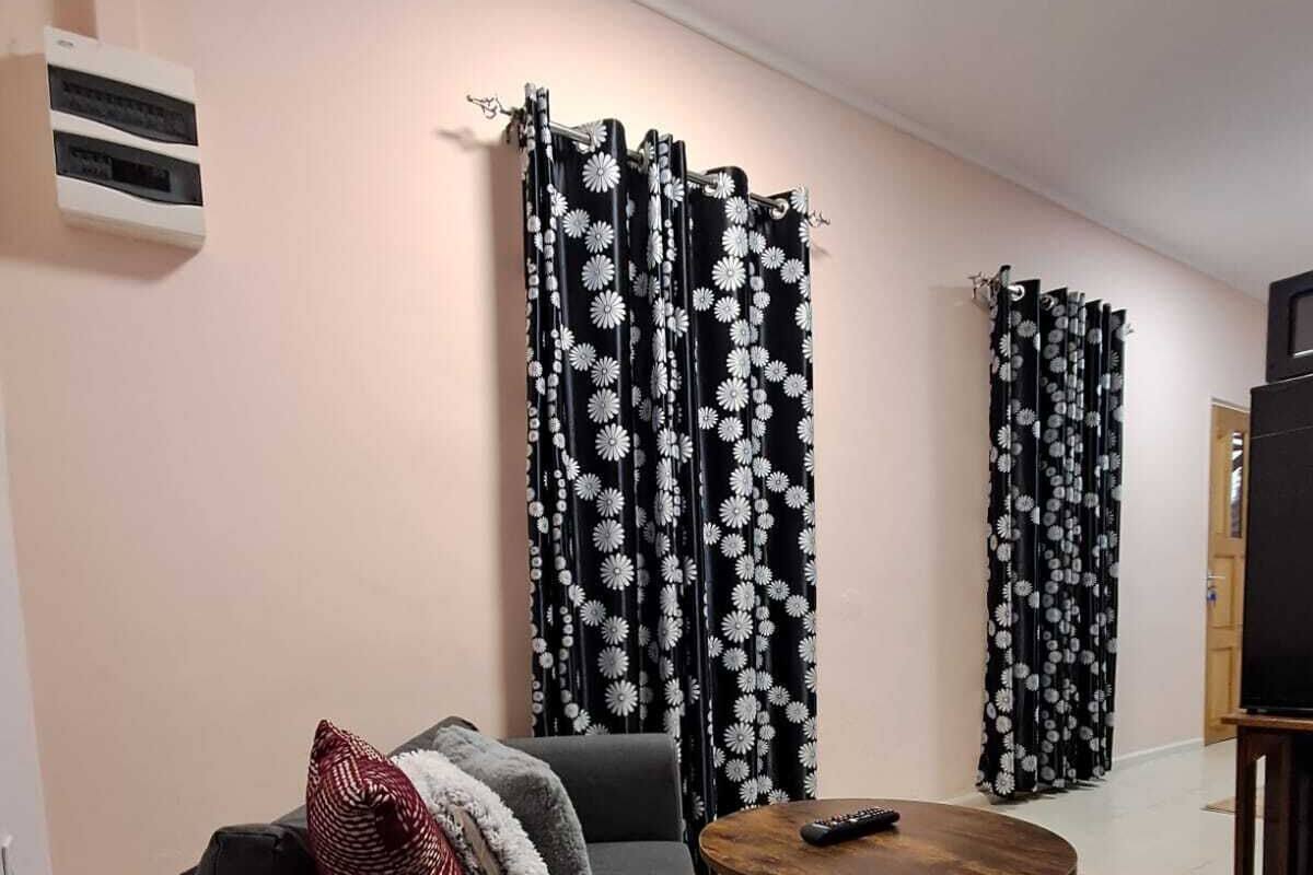 Individuelt dekorert, individuelt innredet og strykejern/-brett