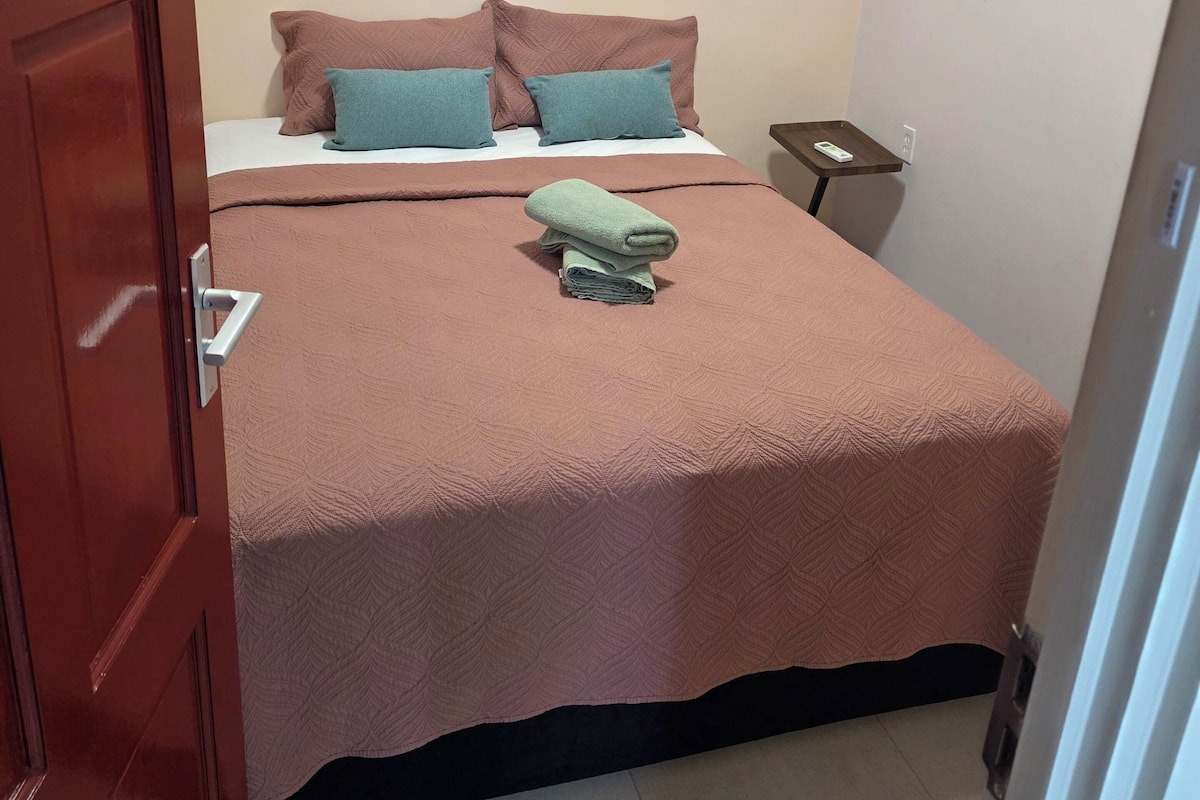 Business Apartment, Ground Floor | Individually decorated, individually furnished, iron/ironing board