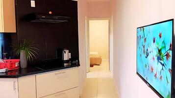 Quarto casal conforto | Cozinha privada | Frigobar, micro-ondas, cooktop, talheres/pratos/utensílios de cozinha