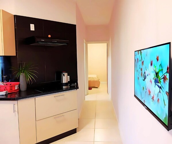 Täysikokoinen jääkaappi, mikroaaltouuni, liesi