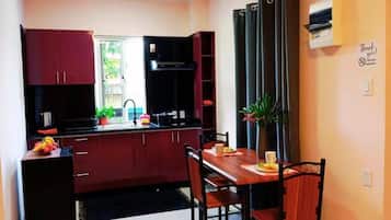 Apartamento empresarial, no piso térreo | Cozinha americana privada | Geladeira grande, micro-ondas, cooktop