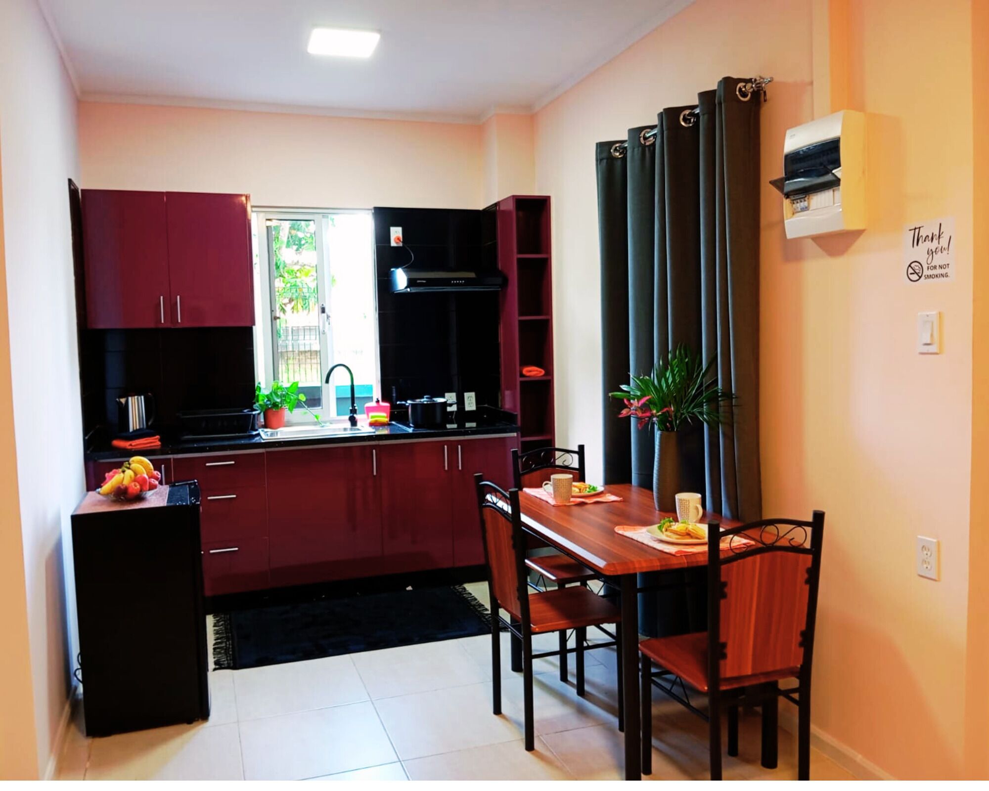 Departamento Confort | Cocina privada | Refrigerador con congelador, microondas y parrilla de estufa 