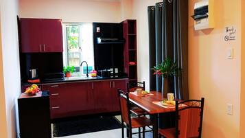 Departamento Confort | Cocina privada | Refrigerador con congelador, microondas y parrilla de estufa