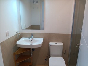 Serviettes fournies, papier toilette