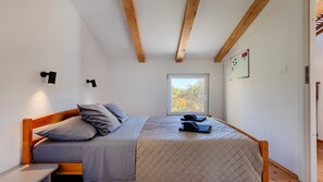 Tabla de planchar con plancha, wifi gratis y ropa de cama 