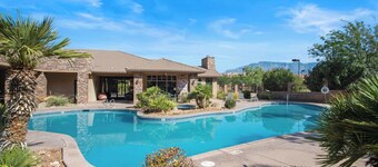 Pool & Sunshine Retreat - Resort-style Amenities