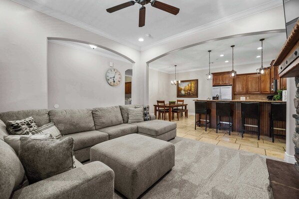 Condo, varias camas, patio, vista al jardín (Pool & Sunshine Retreat) | Área de sala de estar | Televisión de pantalla plana de 42 pulgadas con canales digitales 