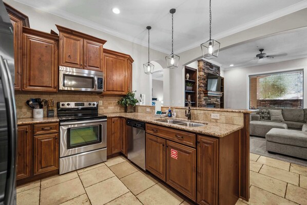 콘도, 침대(여러 개), 파티오, 정원 전망 (Pool & Sunshine Retreat) | 전용 주방 | 냉장고, 전자레인지, 오븐, 쿡탑